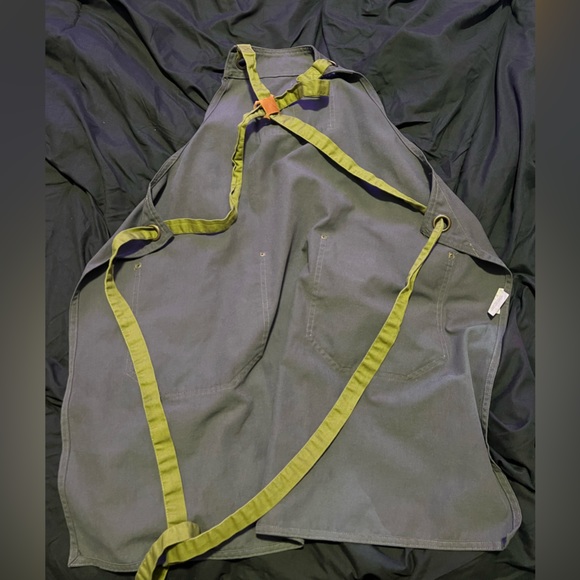 Culinary Classics dark gray cross back butcher’s apron - Picture 3 of 3